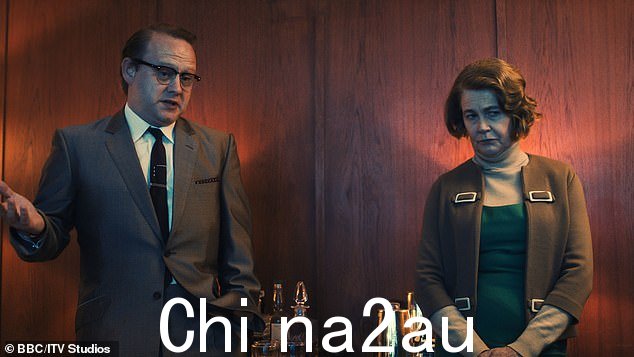 老板:BBC 前灯光娱乐主管比尔·科顿 (Bill Cotton),由迈克尔·吉布森 (左) 饰演