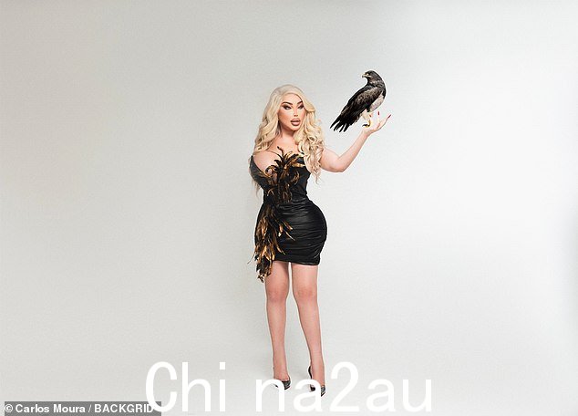 发光:金发美女留着完美卷发的浅色长发,并选择了典型的迷人妆容