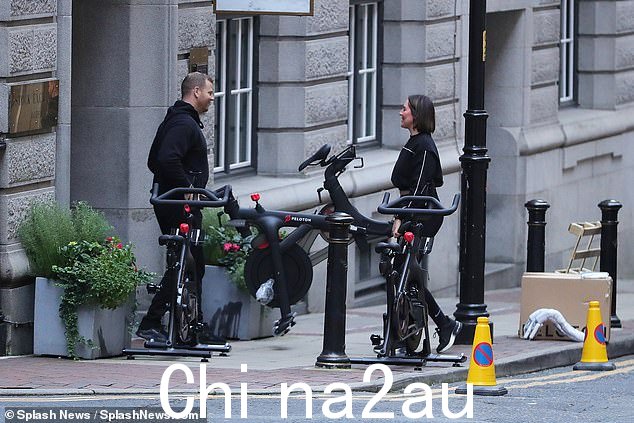 辛苦了:工作人员不知疲倦地将自行车搬进星级酒店