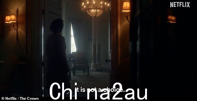 戏剧:另一个令人毛骨悚然的镜头显示女王独自穿过阴影走向一扇敞开的门