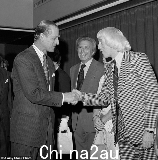 已故的菲利普亲王受吉米·萨维尔的束缚,帮助他与一位想要参观白金汉宫的 14 岁女孩一起表演《吉姆修理它》的特技