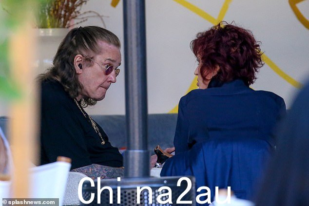 聊天:白天可以看到 Ozzy 和 Sharon 正在深入交谈