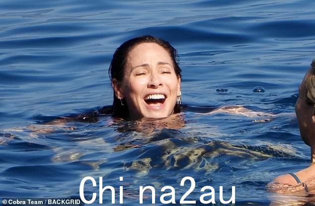 假日模式:娜塔莉在海里游泳降温时大笑起来在某一时刻