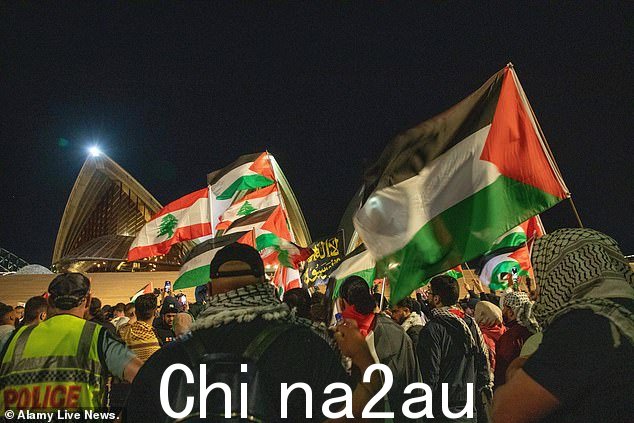 澳大利亚强硬派穆斯林领导人召集追随者,在周一晚上悉尼歌剧院发生令人震惊的场景之前几个小时消灭“肮脏的犹太复国主义猪”