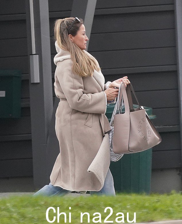 Rebecca Loos 在挪威海姆瑟达尔的家中散步