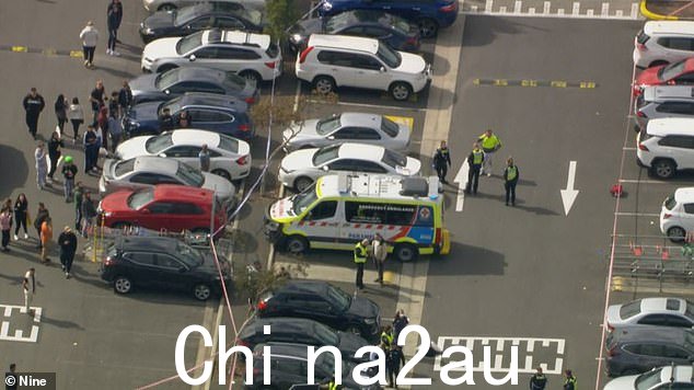 枪击事件后,警察蜂拥而至 Craigieburn Central 购物中心停车场