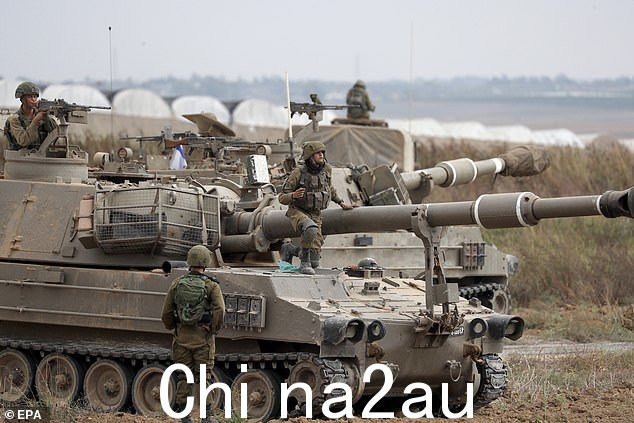 周一,以色列士兵乘坐军车在以色列南部加沙边境地区巡逻
