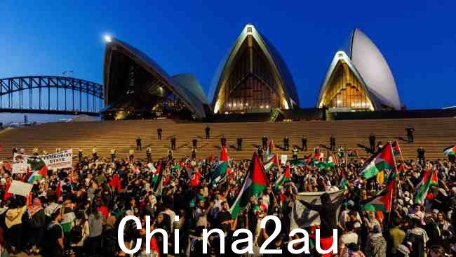 周一晚上，亲巴勒斯坦支持者在悉尼歌剧院的台阶上高呼反犹太口号并焚烧以色列国旗。图片：David Swift