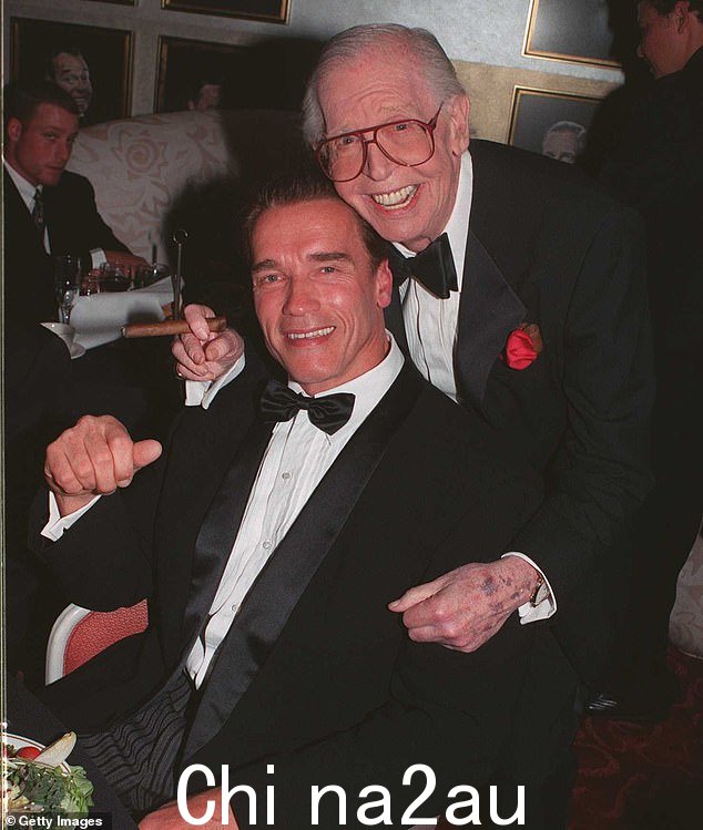 合作:Arnold 于 1996 年 11 月与 Milton Berle 在加利福尼亚州比佛利山庄亮相