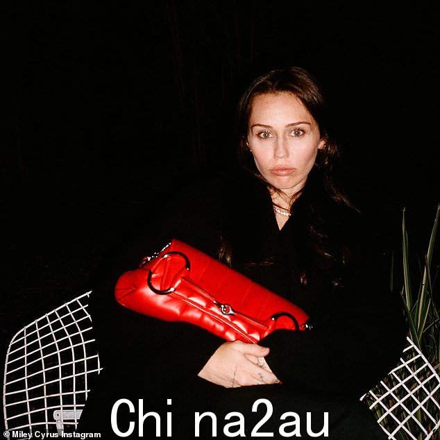 再见金发女郎:这位前迪士尼频道明星最近抛弃了金发,转而选择黑发颜色