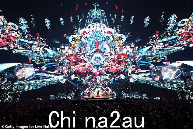 支持:在器乐演奏中波诺补充道:“为我们的兄弟姐妹歌唱——他们自己在以色列超新星住棚节上唱歌” class=