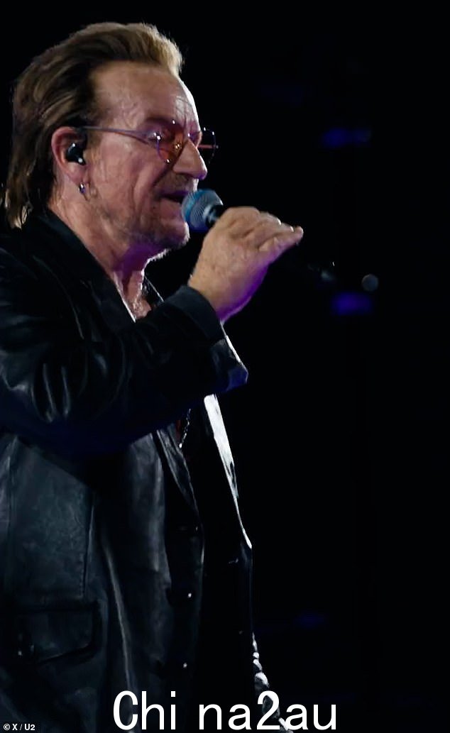 更改:在 U2 演出期间,Bono 更改了乐队 1984 年热门歌曲《Pride (In the Name of Love)》的歌词,将那些被哈马斯战士杀害的人称为“大卫之星”” class=