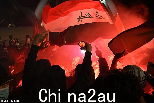 周一晚上,大约 700 名亲巴勒斯坦抗议者(上图)淹没了悉尼歌剧院,他们高呼“毒气犹太人”并焚烧大卫之星