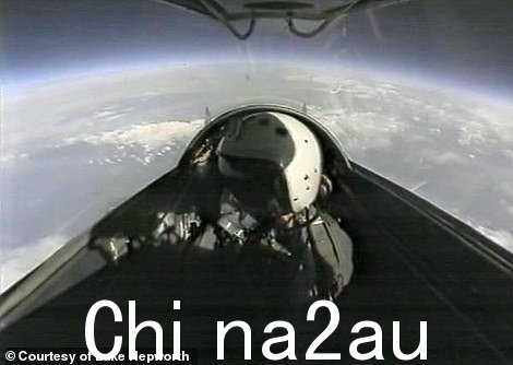 这位企业主兼慈善家曾经乘坐 MiG-29 超音速战斗机的乘客座飞向太空边缘