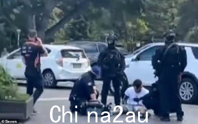 新南威尔士州警方称,这两名男子于周二因涉嫌在停车期间违反保释和毒品相关犯罪而被捕