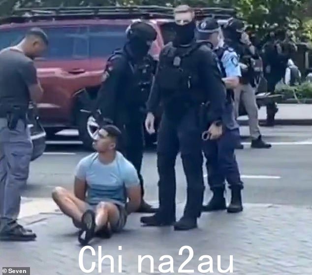 两名男子,年龄分别为 22 岁和 23 岁,周二下午,有人在悉尼中央商务区麦格理街的地面上看到戴着手铐的人,而战术行动官员包围了他们