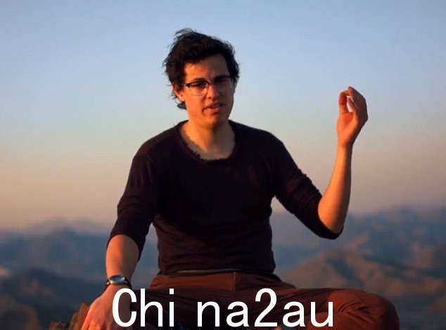 Yaz Ashmawi,28 岁,在基尔爵士准备向他的支持者发表职业生涯演讲之前,有人看到他把闪闪发光的东西倒在他身上