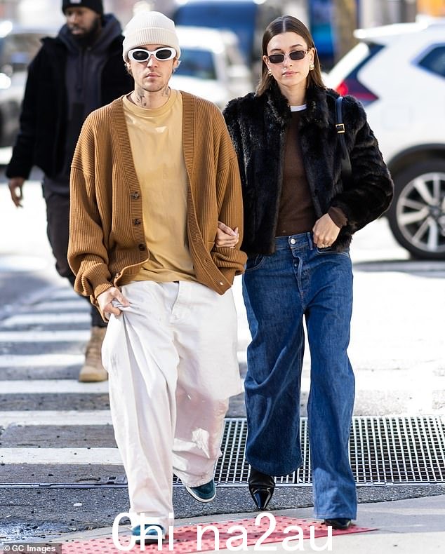 开放:此后,这对搭档因不同的时尚感而闻名,海莉在接受《Vogue》澳大利亚版采访时向贾斯汀表达了她愿意尝试大胆新造型的意愿,贾斯汀在采访中向她询问了她“最大的时尚遗憾:一月份出现” class=