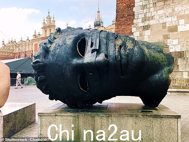 在老城区,您可以在 ¿G¿ówny Rynek 或主市场广场的市场摊位上购买当地农产品。上图是广场标志性的“Eros Bound”雕塑