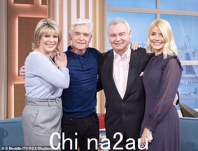 《This Morning》多年来有很多主持人,包括 Eamonn Holmes 和 Ruth Langsford(与 Phil 和 Holly 于 2020 年 2 月合影)