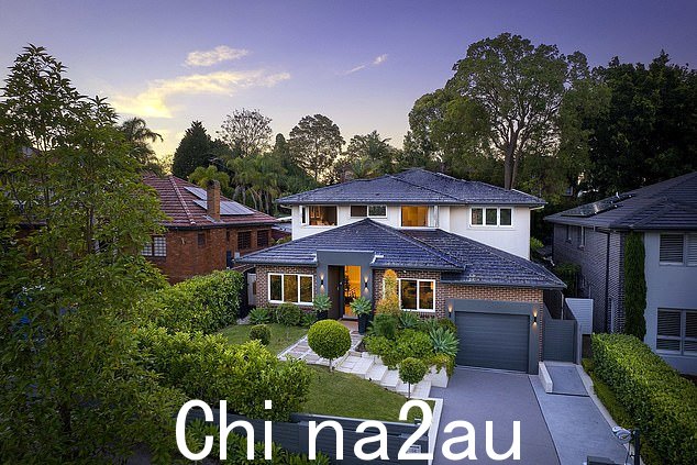 位于著名的猎人山 (Hunters Hill),距中央商务区 8 公里,Benji 和 Zoe 去年 3 月以令人瞠目结舌的 475 万美元买下了这处房产(如图)