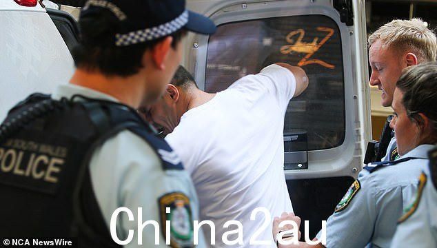这位前南悉尼和西老虎队球星在被捕时殴打了警车(如图)