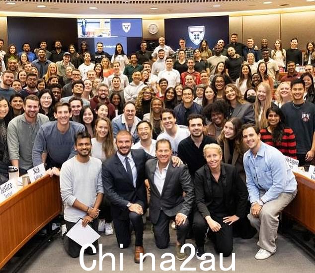 贝克汉姆与他在马萨诸塞州交谈过的学生合影