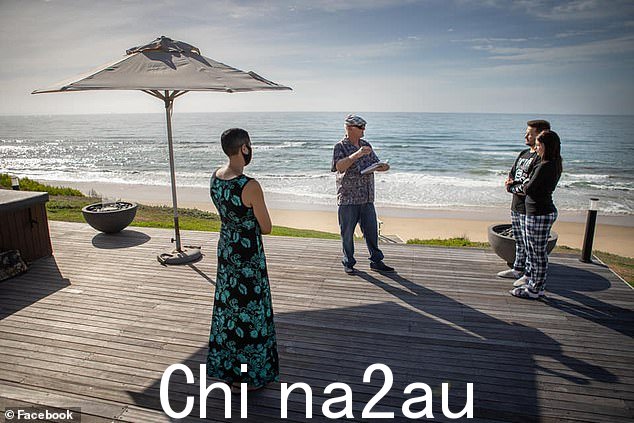 这对夫妇于 2021 年 3 月在非洲海洋海滩庄园举行婚礼时拍摄的照片