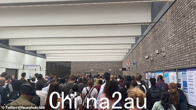 9 月 11 日伦敦伊丽莎白线中断期间,伍尔维奇车站排起长队
