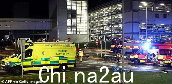 2023 年 10 月 11 日，伦敦卢顿机场发生火灾，导致卢顿停车场部分倒塌，乘客们走过消防车。据报道，包括四名消防员和一名机场员工在内的五人被送往医院当地的救护车服务。 （亨利·尼科尔斯/法新社拍摄）（亨利·尼科尔斯/法新社通过盖蒂图片社拍摄）