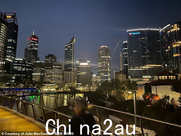约翰也向他退休的父母提出了这个想法,希望有一天永久搬到澳大利亚与他们团聚