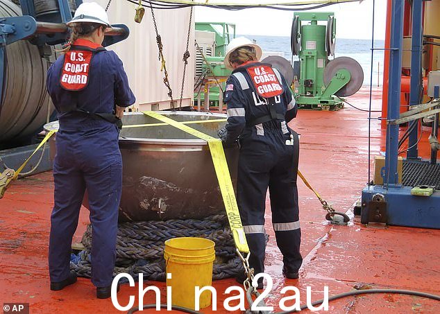 美国海岸警卫队宣布,在碎片场位于 12,500 英尺(3,800 米)深处后,他们发现了疑似人类遗骸以及泰坦号的部分残骸。图:美国海岸警卫队海上安全工程师被分配到华盛顿特区的海洋安全中心为泰坦潜水器案件海事调查委员会工作,于 2023 年 10 月 1 日星期日在北大西洋对泰坦潜水器的后部钛制端盖进行了调查