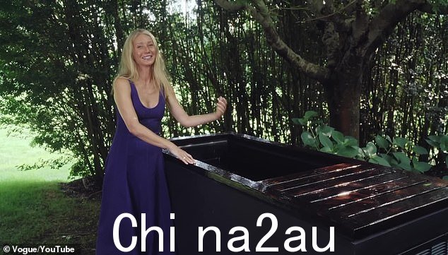 流畅的线条:然而,她确实弄乱了线条,搞笑地说道“我忘记了这些词”