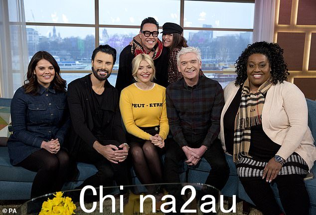 图:《今晨》主持人(后排从左到右)Gok Wan、Lisa Snowdon、(前排从左到右)Bryony Blake、Rylan Clark-Neal、Holly Willoughby、Phillip Schofield 和 Alison Hammond 于 2018 年 3 月
