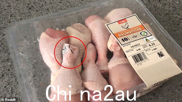 一位忧心忡忡的购物者注意到他最近购买的一包 Coles 品牌鸡腿内的鸡腿上有几个小毛孔(如图),并在网上上传了一篇帖子,试图找出原因它们是