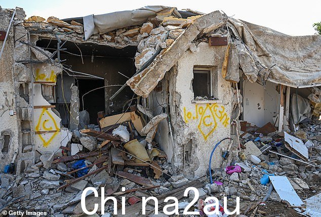 几天前哈马斯武装分子对这个基布兹发动袭击,周二在加沙边境附近造成数十名平民丧生,一栋房屋成为废墟