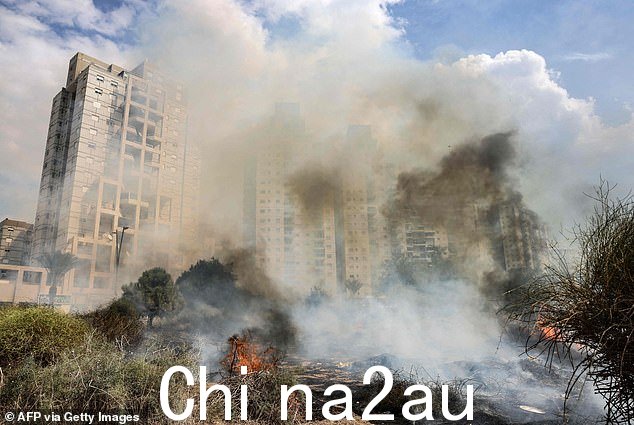 针对以色列多个城市的火箭袭击后,一座燃烧的建筑物冒出滚滚浓烟。图为:周三的阿什凯隆