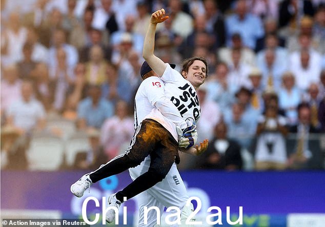 六月,抗议者在洛德球场被抬出球场时似乎在挥拳