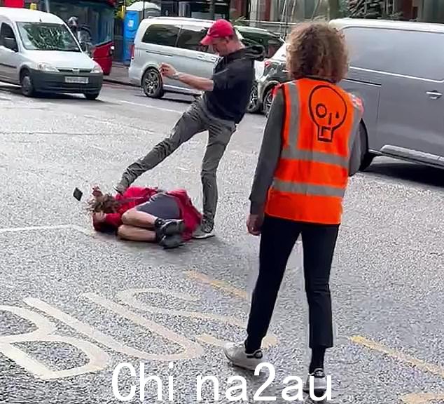 一个月后,他在伦敦西部的道路上缓慢行进后,遭到一名愤怒的驾车者的拳打脚踢