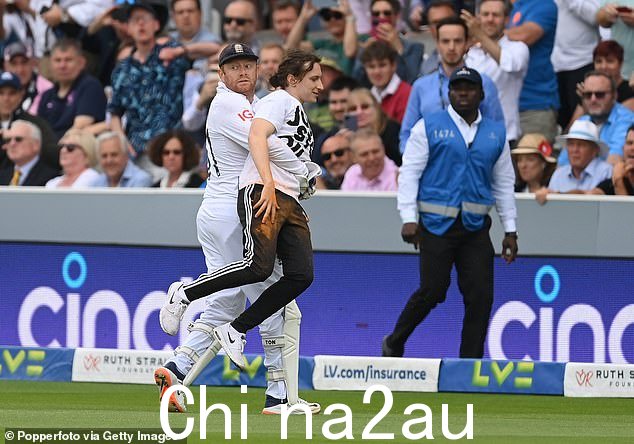 六月,镇定自若的乔尼·贝尔斯托 (Jonny Bairstow) 将克诺尔从脚上举了起来,并将他带到场地边缘,将他交给等待的保安人员