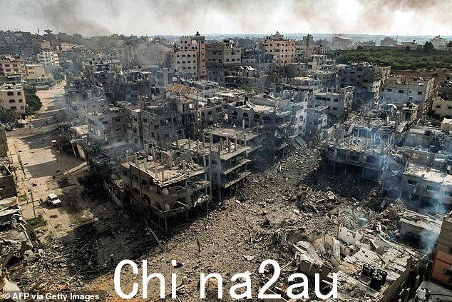 加沙城巴勒斯坦难民贾巴利亚营地被以色列空袭摧毁的建筑物鸟瞰图