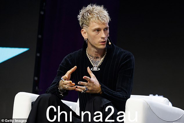 原始冲动:'我把那个人留在了过去。我真的很抱歉。我确实为我的原始反应道歉,” MGK 说道。“ class=