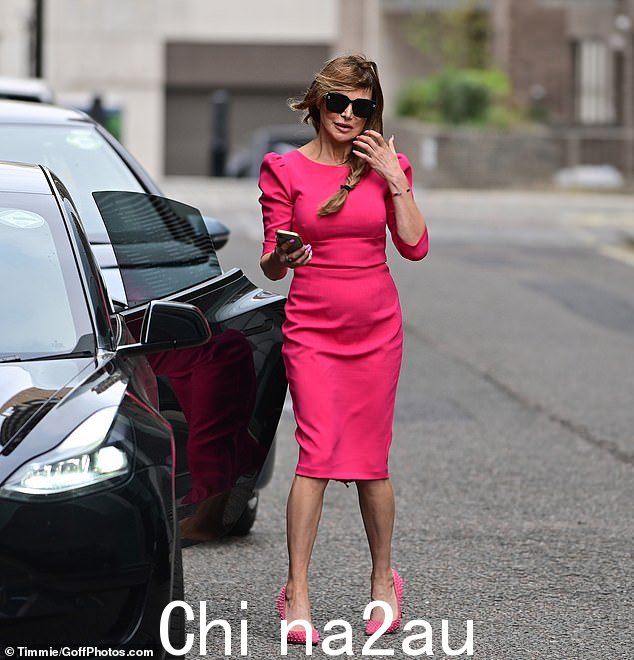 美貌:Lizzie 将突出的头发编成漂亮的辫子,同时搭配黑色手提包和太阳镜来完成她的造型