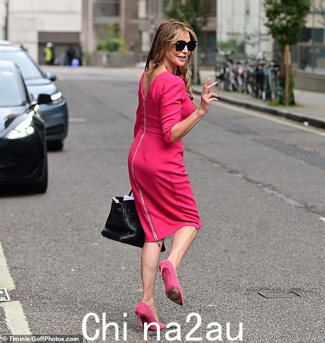 令人惊叹:当她穿着漂亮的粉色高跟鞋昂首阔步穿过城市时,她看起来毫不费力地别致