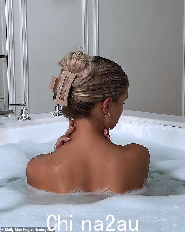 Bathtime:这位前爱情岛明星被泡泡包围,她的头发用裸色夹子别在脑后高高的发髻