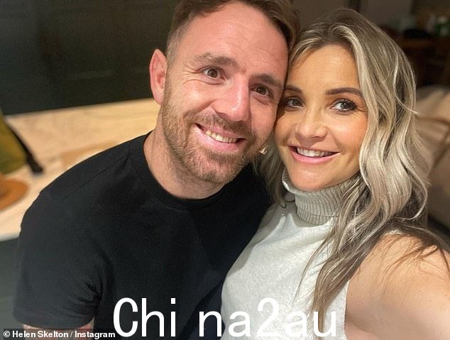 官方消息:海伦正式与橄榄球运动员丈夫里奇离婚几周后,她就开始了法国之旅,距离他们高调分手 16 个月