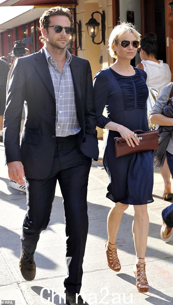Bradley 和 Renee:库珀接下来与《39号案件》的搭档蕾妮·齐薇格有联系,库珀于 2006 年在这部电影的片场第一次见到两人,但据报道直到 2009 年才开始约会