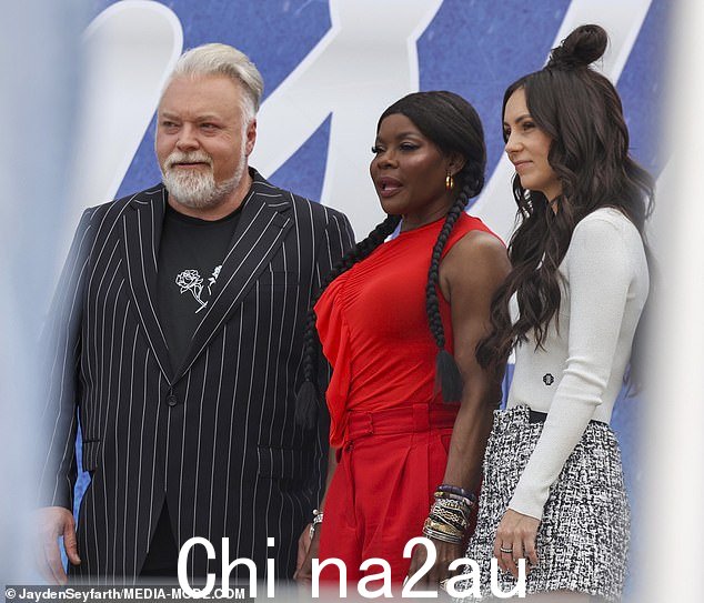 同时, 凯尔穿着剪裁精良的细条纹西装外套,搭配黑色裤子和运动鞋,展现出潇洒的身材