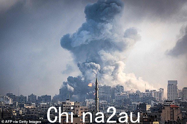 以色列空袭连夜袭击了加沙地带的所有目标,直到今天早上,总理本杰明·内塔尼亚胡发誓要在包括长期反对派批评者在内的新战争内阁的支持下“粉碎和摧毁”哈马斯。” class=
