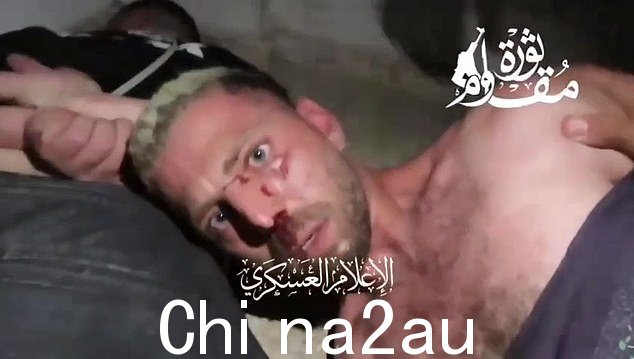 在哈马斯分享的视频中,埃尔卡纳·博博特被发现还活着,与其他人质一起被扣押